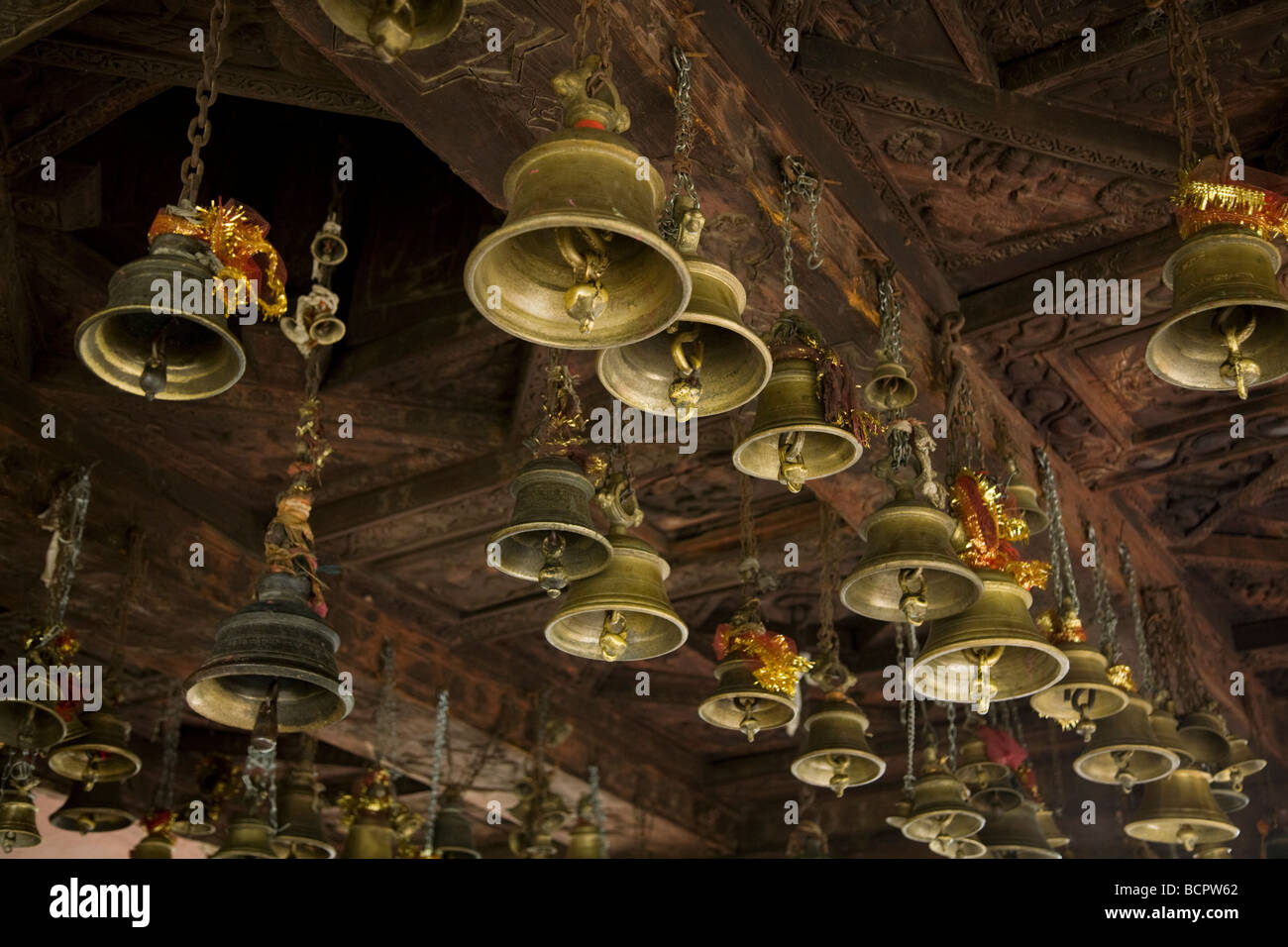 Glocken in der Chamunda Devi Hindu-Tempel von der Decke hängen. Chamba, Himachal Pradesh. Indien. Stockfoto