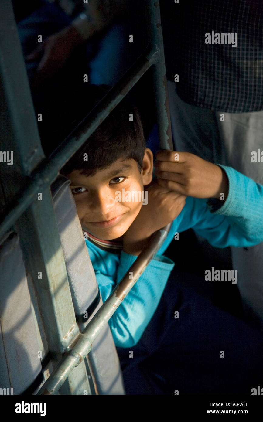 Indischer Junge Auf Zug Indien Stockfotos Und Bilder Kaufen Alamy