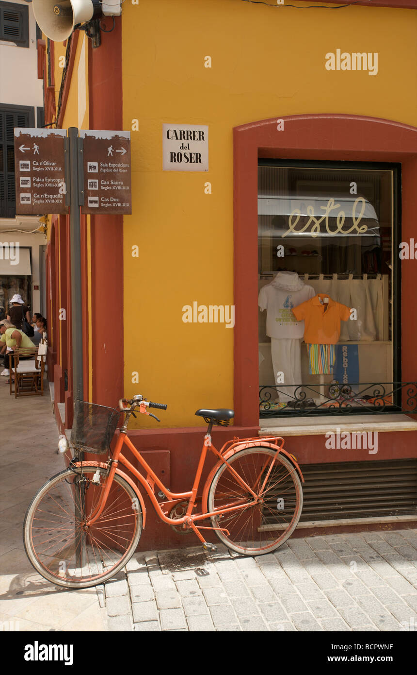 Ein Fahrrad lehnt sich gegen einen Shop in die gepflasterten Straßen von Cuitadella Menorca Stockfoto