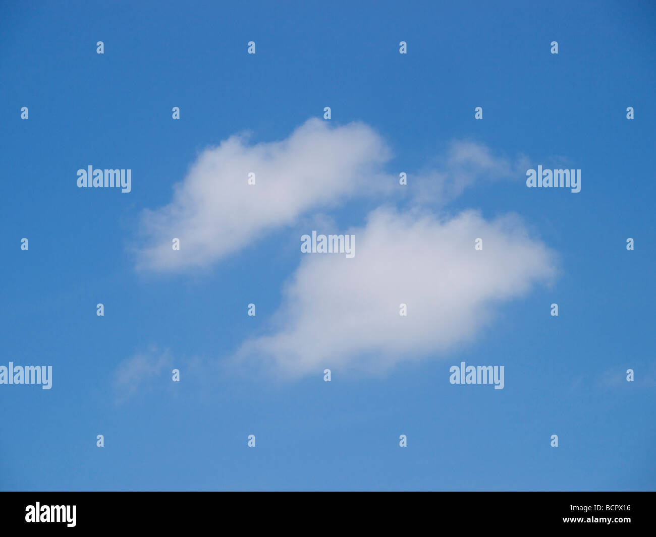 Blauer Himmel mit zwei kleinen weißen Wolken Stockfoto
