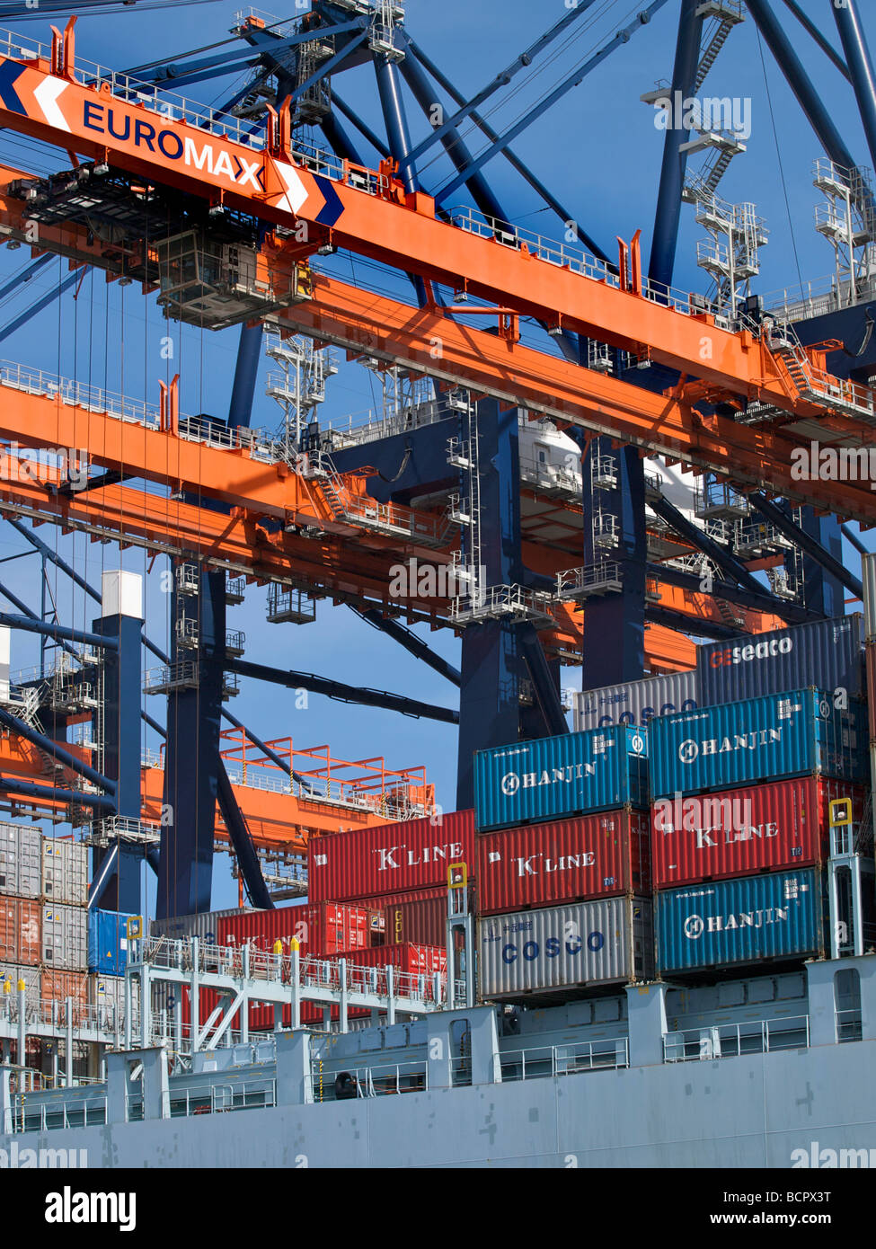 Verladung von Containern im Hafen von Rotterdam Zuid Holland Niederlande Stockfoto