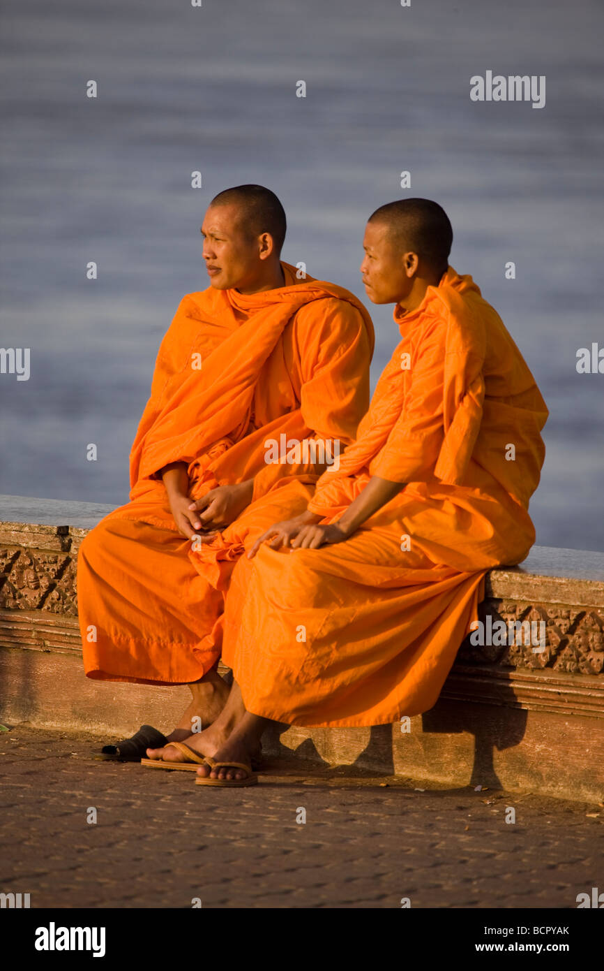 Zwei buddhistische Mönche sitzen durch das Riverside Phnom Penh in Kambodscha Stockfoto
