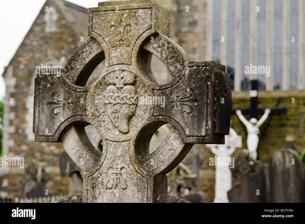 Granit Keltisches Kreuz mit Herz im Zentrum, in einem kirchlichen Friedhof geschnitzt. Stockfoto