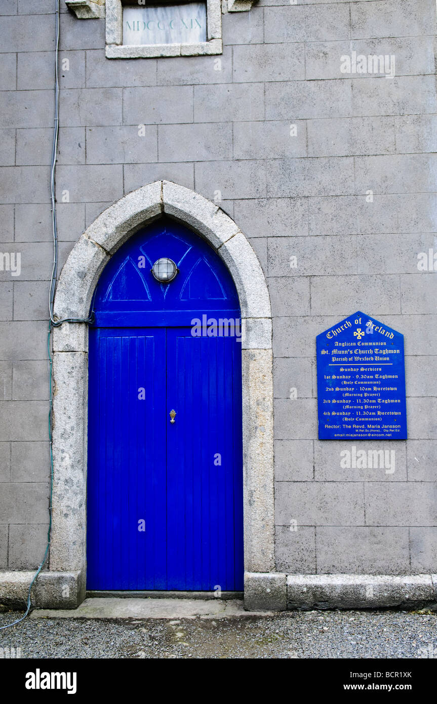 Blaue Tür an der Church of Ireland, Taghmon, Grafschaft Wexford Stockfoto