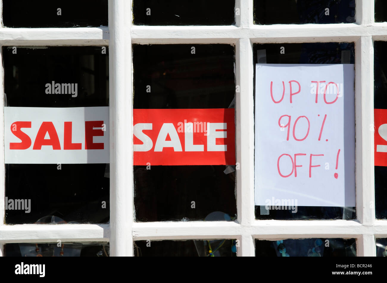 Verkauf Zeichen bis zu 90 Prozent Ermäßigungen in einem Schaufenster in der britischen Rezession Stockfoto