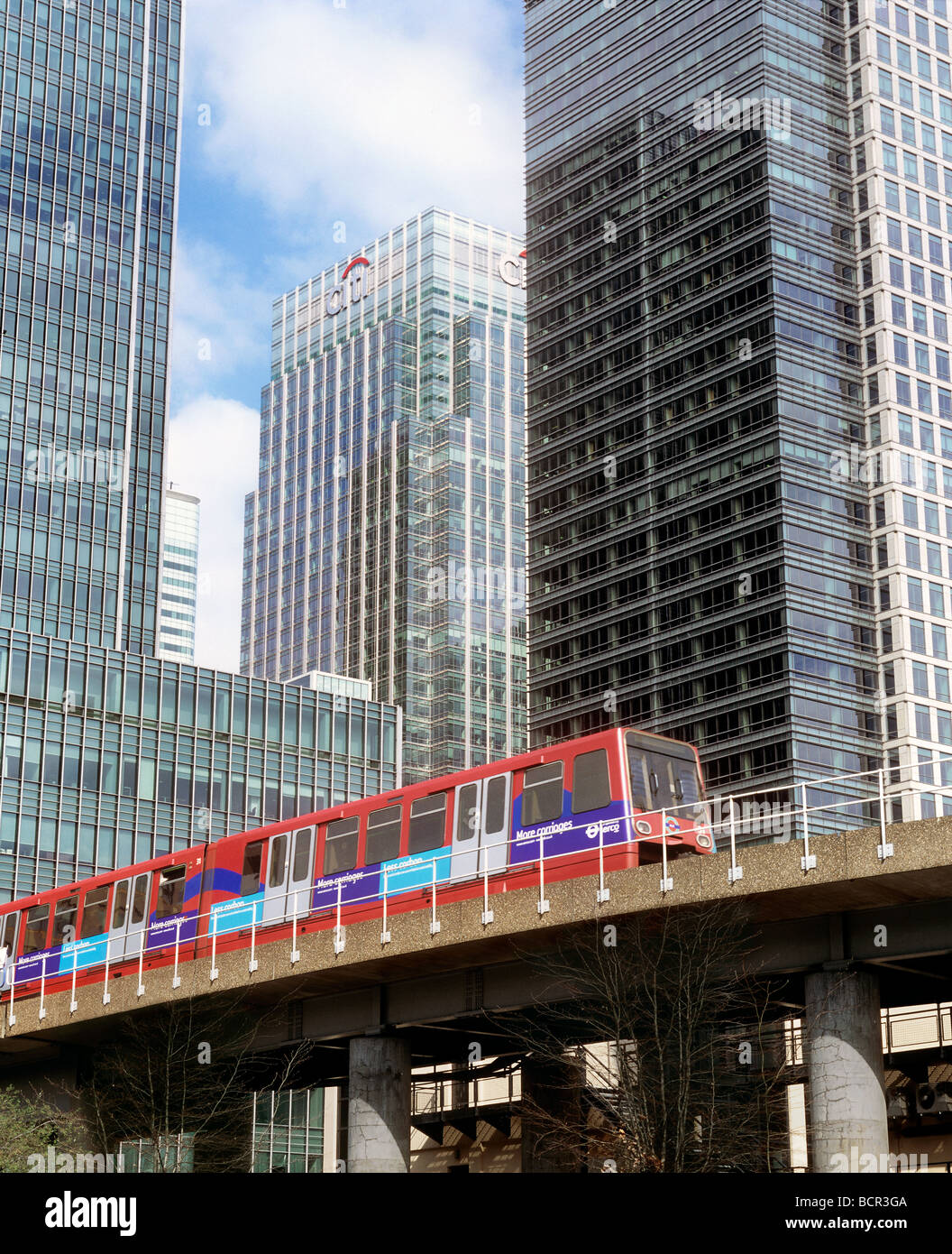 Ein Zug auf der Docklands Light Railway, auf der Durchreise der Canary Wharf Gegend der London Docklands. Stockfoto