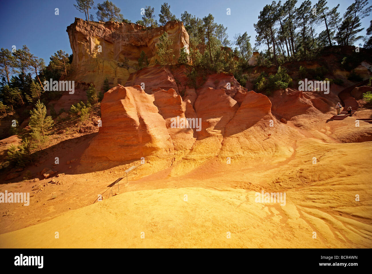 Farbenprächtige Landschaft in Süd-Frankreich: Le Sentier des Ocres, Französisch ockerfarbene Felsen in Roussillon-En-Provence Stockfoto