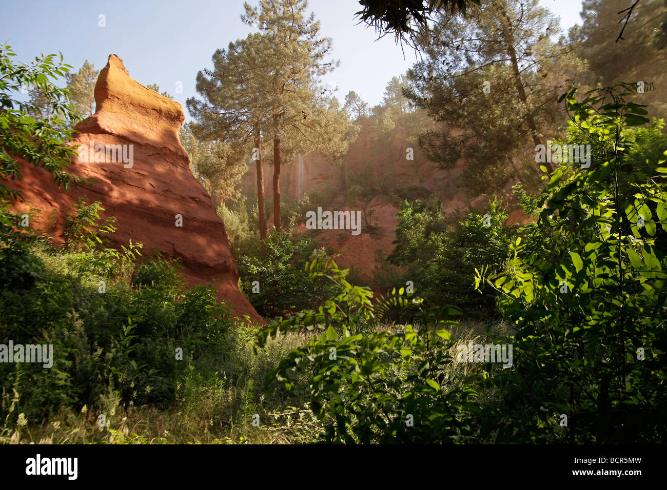 Farbenprächtige Landschaft in Süd-Frankreich: Le Sentier des Ocres, Französisch ockerfarbene Felsen in Roussillon-En-Provence Stockfoto