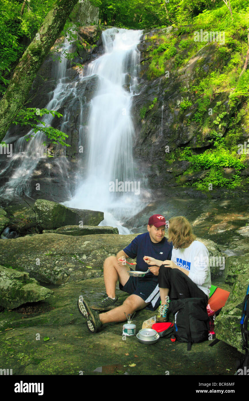 Rucksacktouristen frühstücken an Jones Run Wasserfall Shenandoah-Nationalpark Virginia Stockfoto