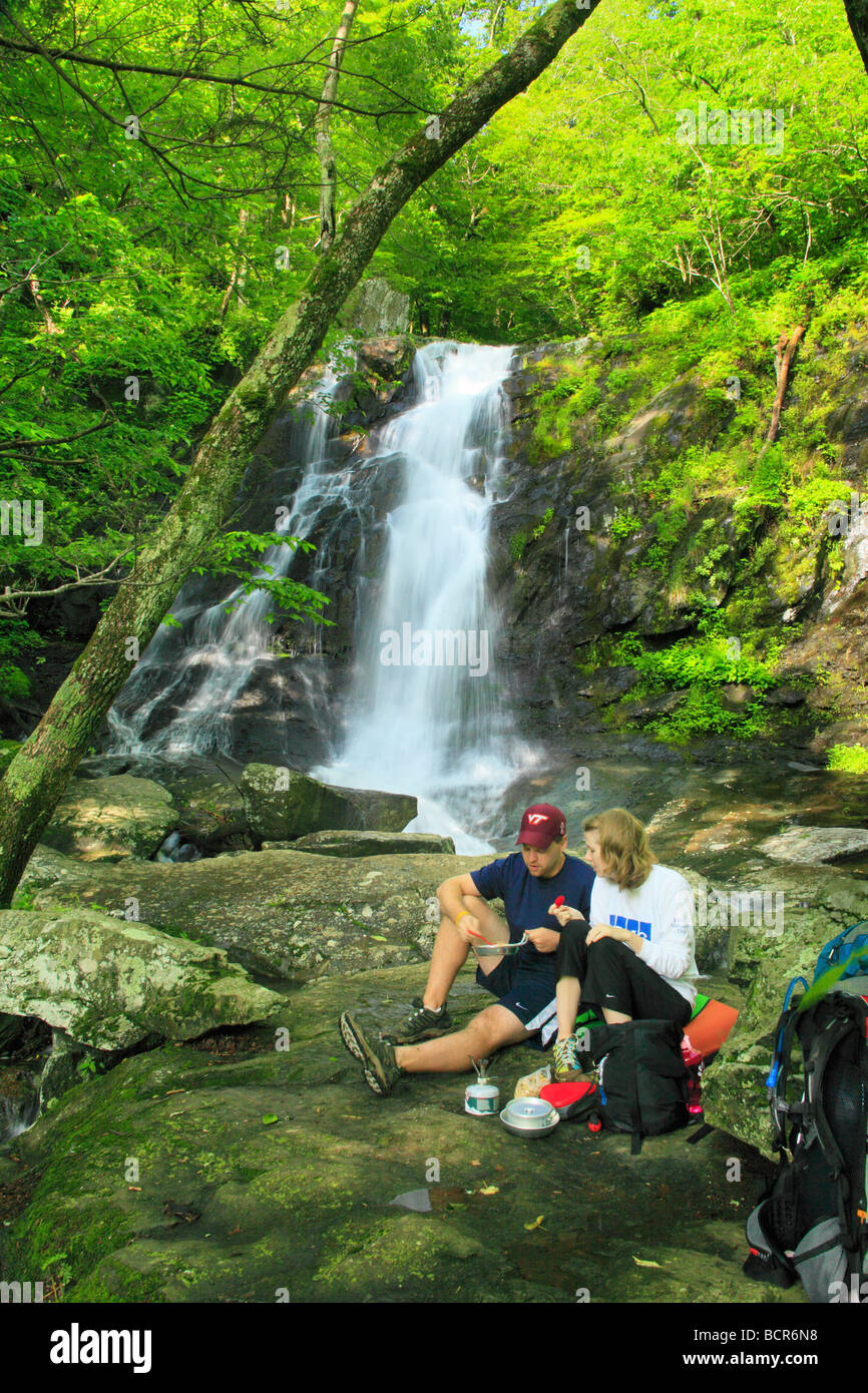 Rucksacktouristen frühstücken an Jones Run Wasserfall Shenandoah-Nationalpark Virginia Stockfoto