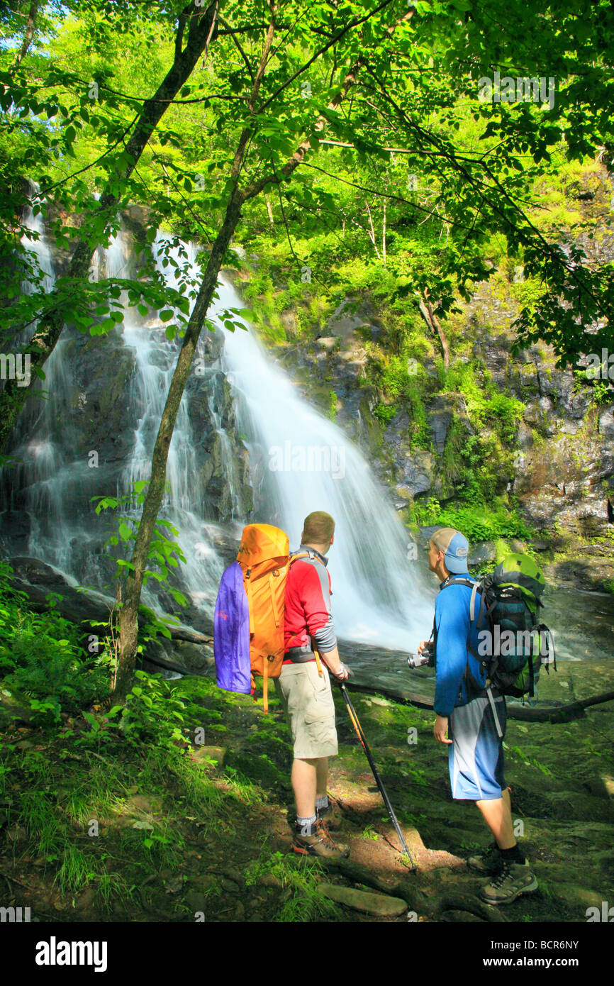 Rucksacktouristen an Jones Run Wasserfall Shenandoah-Nationalpark Virginia Stockfoto