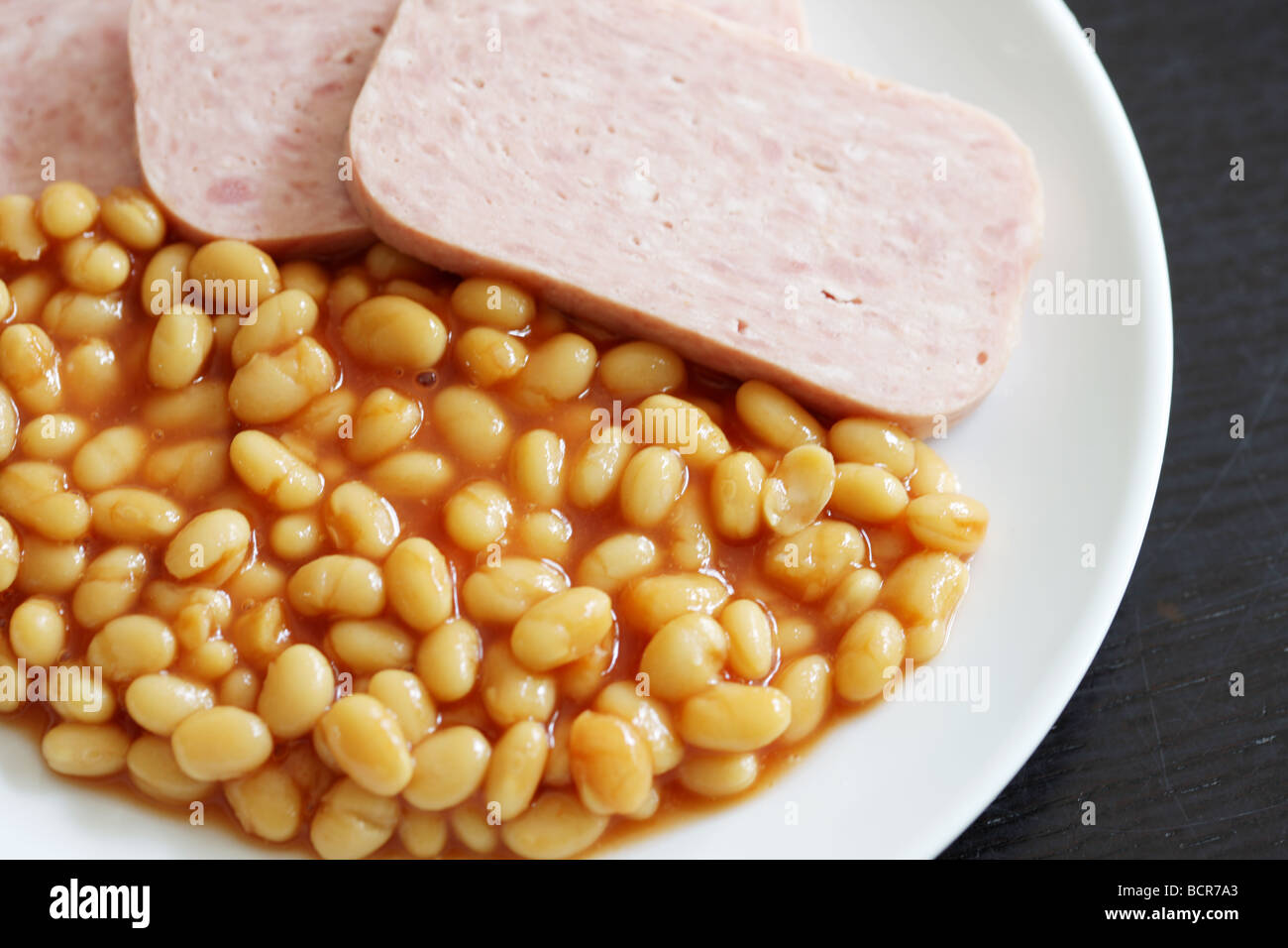Spam mit Baked Beans Stockfoto