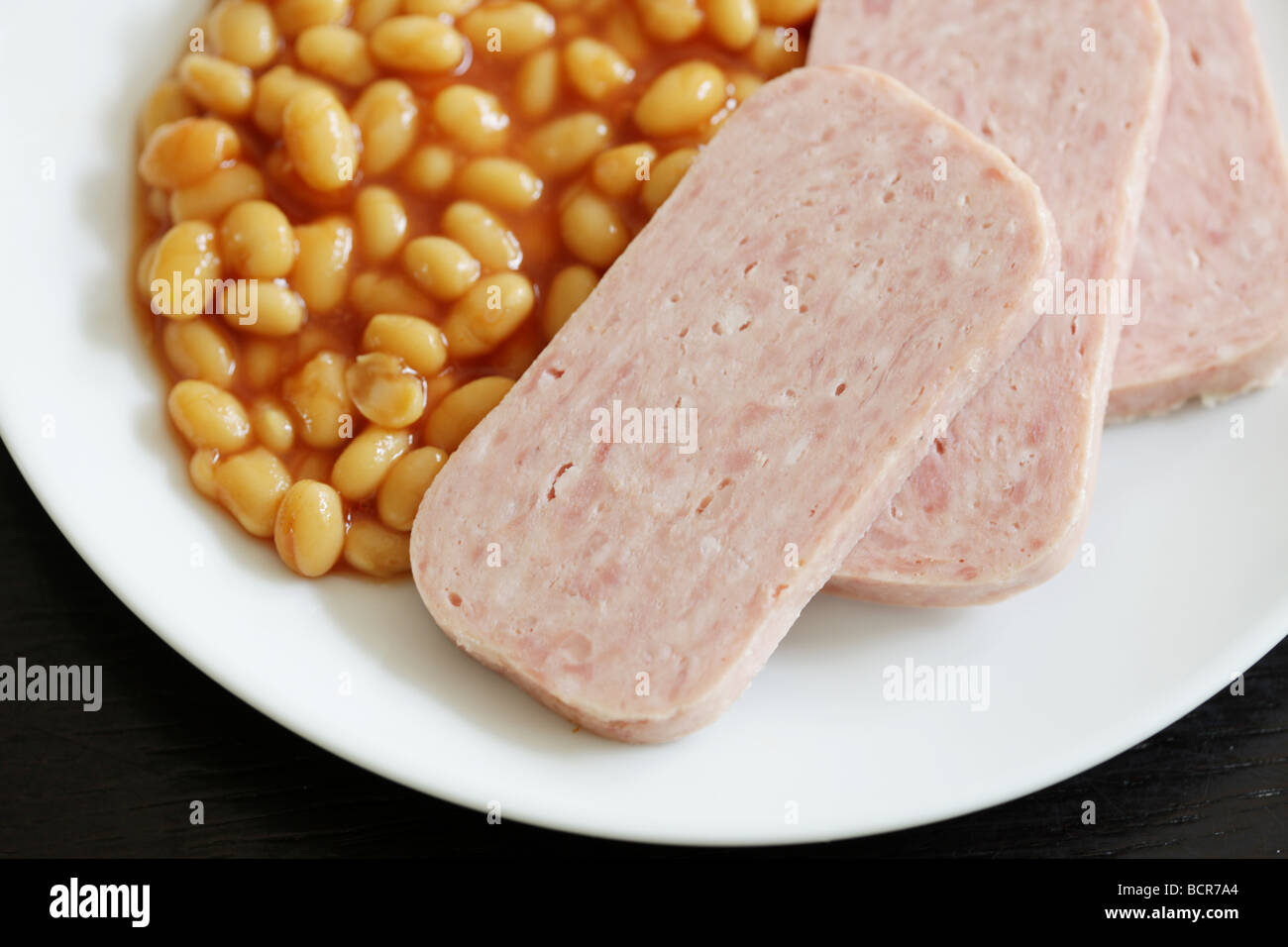 Spam mit Baked Beans Stockfoto