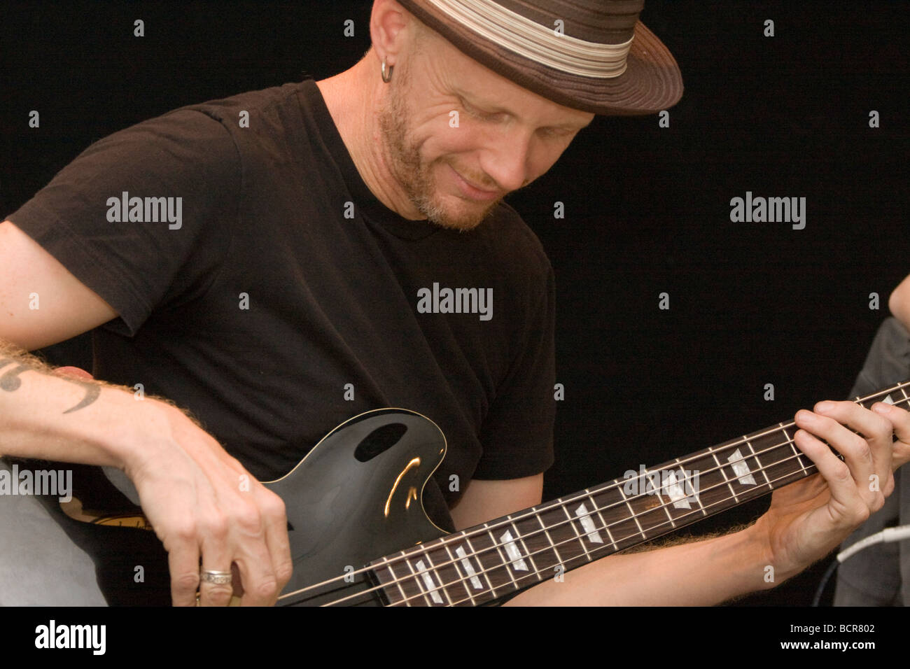 Bassist Chris Donahue an Alt-Country-Musik-Festival 2009 von Maverick Stockfoto