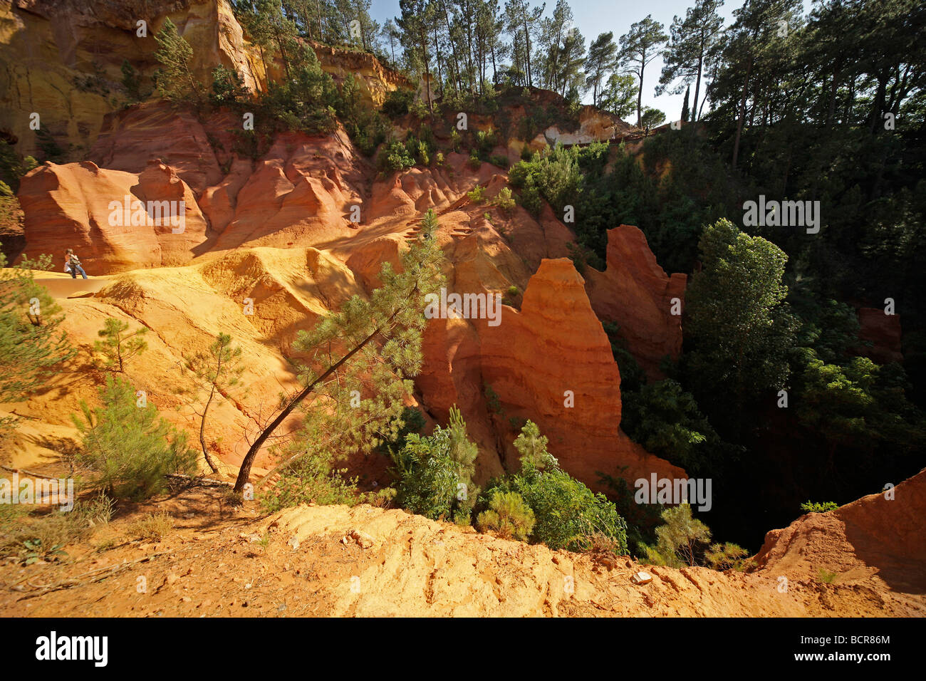 Farbenprächtige Landschaft in Süd-Frankreich: Le Sentier des Ocres, Französisch ockerfarbene Felsen in Roussillon-En-Provence Stockfoto