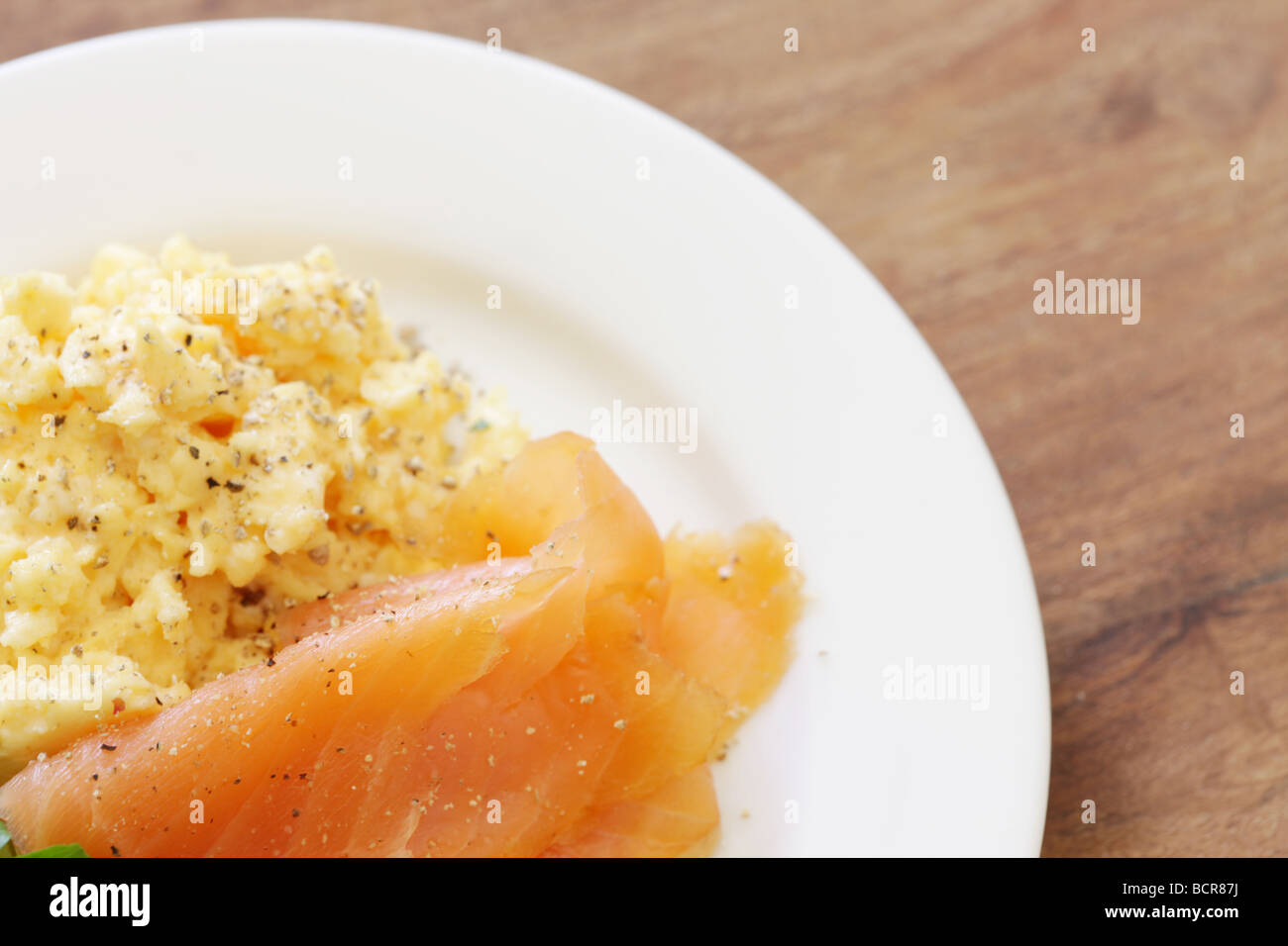 Frische, gesunde Frühstück mit geräuchertem Lachs mit Rührei mit Keine Personen Stockfoto