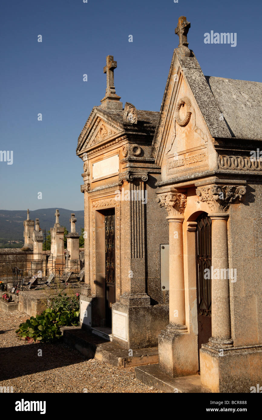 Gräber auf dem Friedhof in Roussillon Provence Frankreich Stockfoto