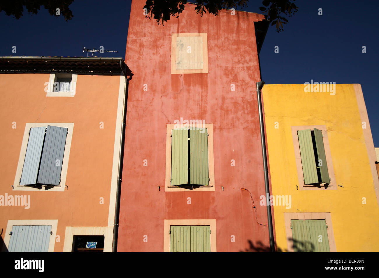 bunte Häuser in Roussillon Provence Frankreich Stockfoto