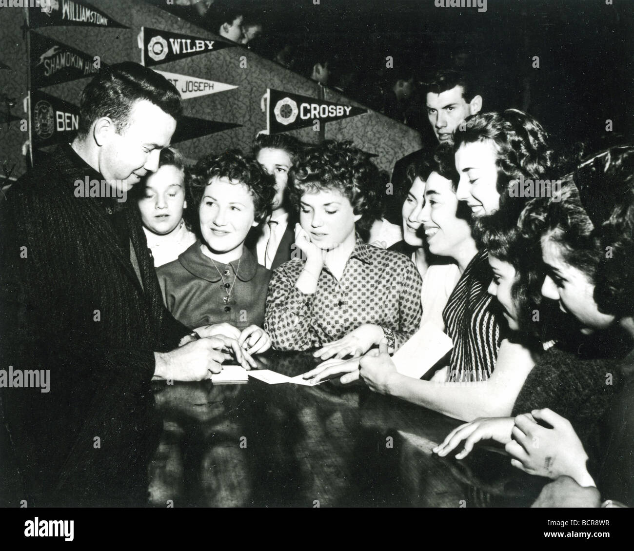 THE BIG BOPPER - US pop-Sängerin Realnamen Jiles Perry Richardson Unterzeichnung der 1950er Jahre Autogramme auf der American Bandstand TV-show Stockfoto