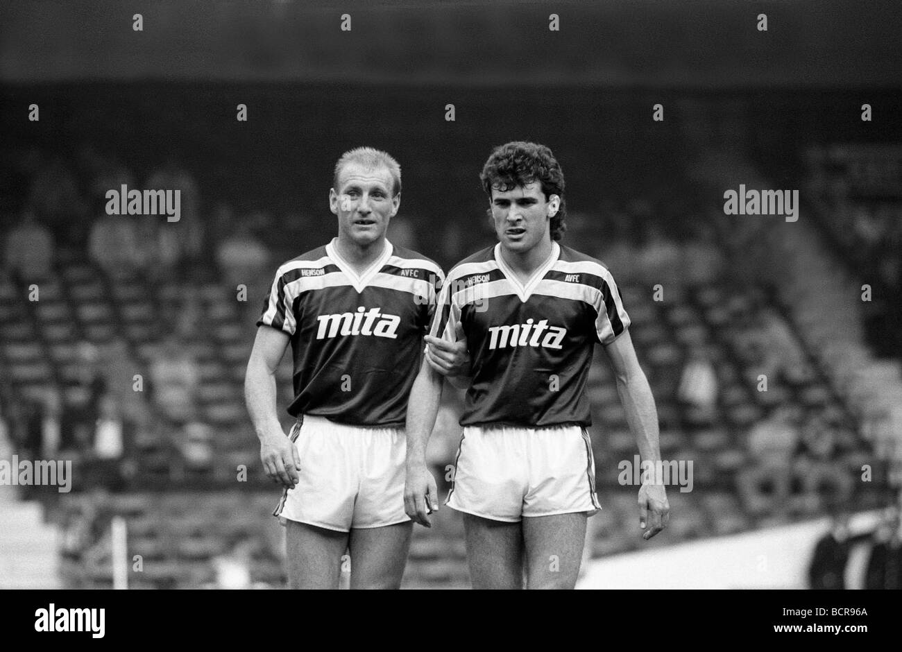 Aston Villa V verließ West Ham United im Villa Park 25 4 87 Villa s Steve Hunt und Tony Dorigo Stockfoto