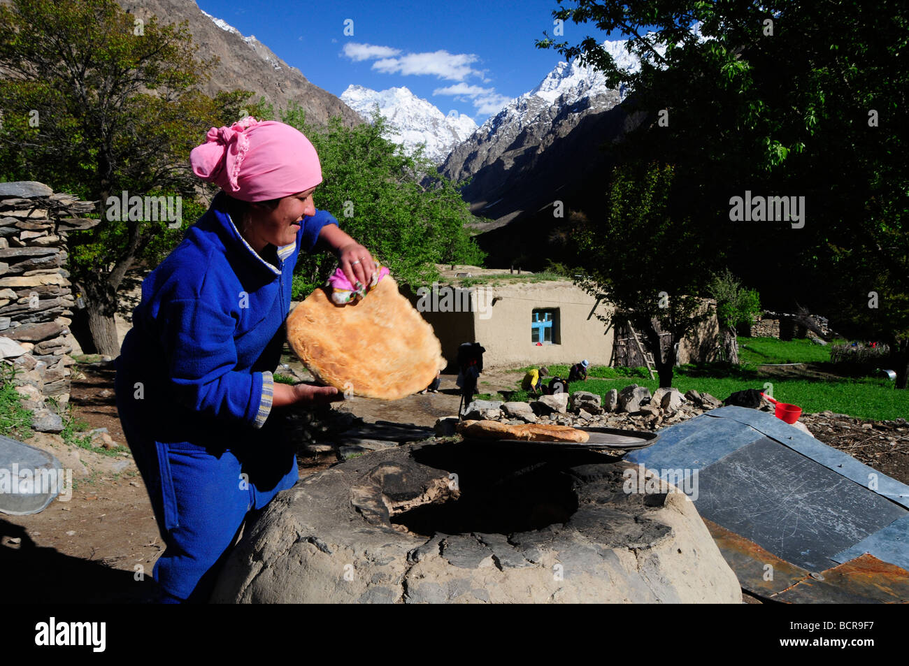 Tajikistan Frau Brotbacken im tandoori Ofen im Pamir Stockfoto