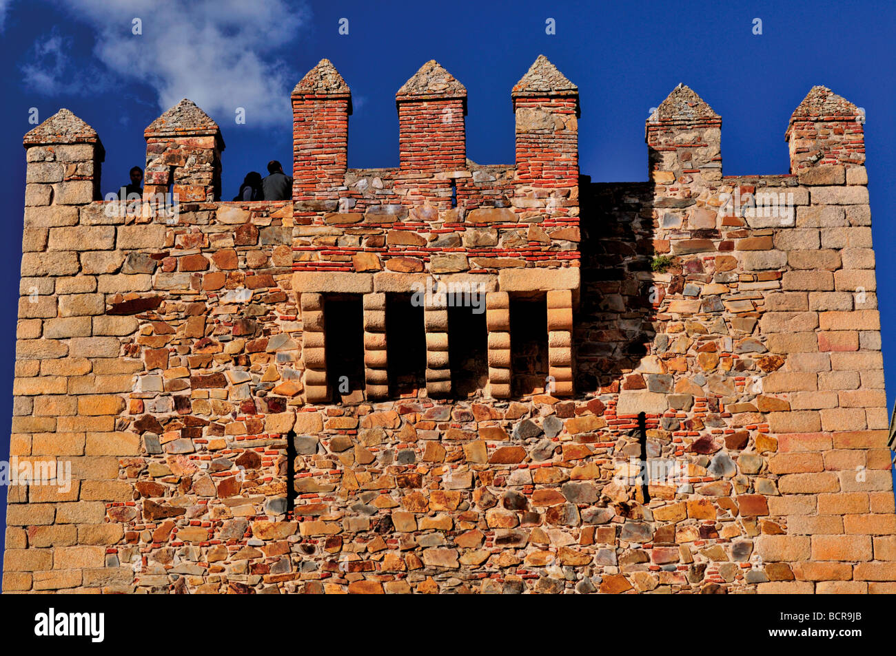 Spanien, Extremadura: Mittelalterliche Turm Torre de Bujaco im historischen Zentrum der UNESCO-Weltkulturerbe-Stadt Cáceres Stockfoto
