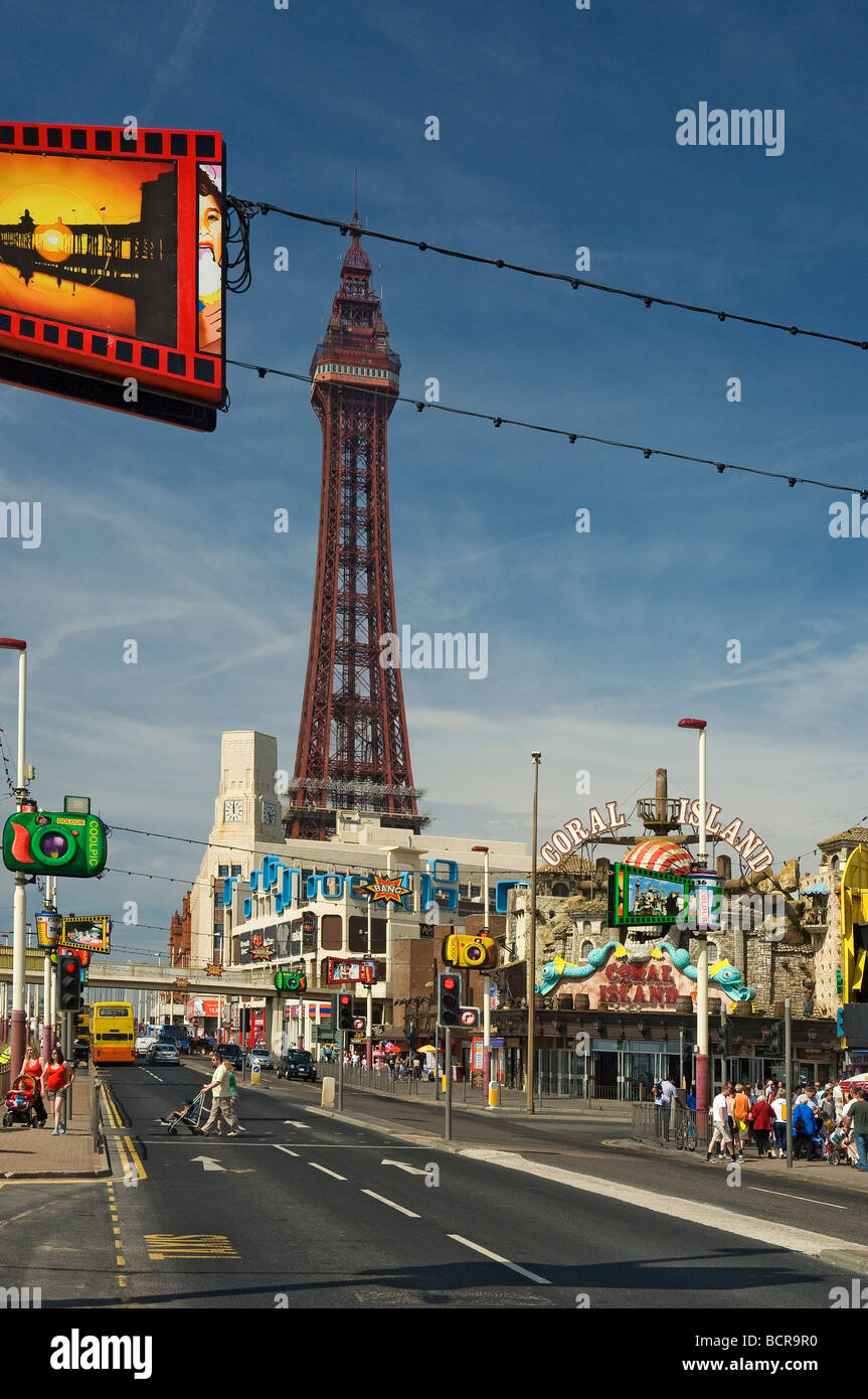 Golden Mile und Blackpool Tower im Sommer Lancashire England UK Vereinigtes Königreich GB Grossbritannien Stockfoto