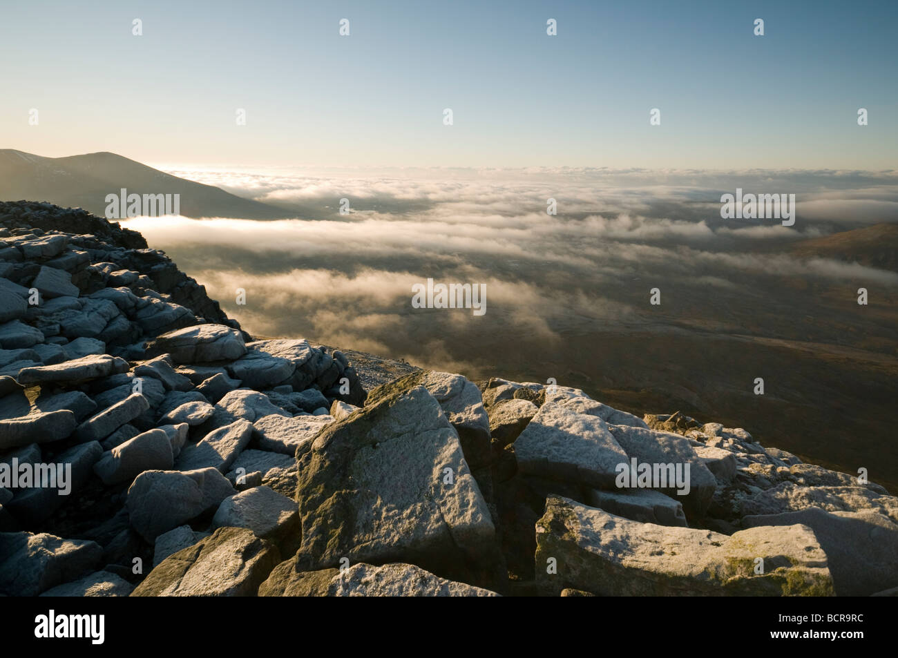 Auf dem Gipfel des Cranstackie oberhalb der niedrigen Cloud mit Foinaven in der Ferne, Sutherland, Schottland, UK Stockfoto