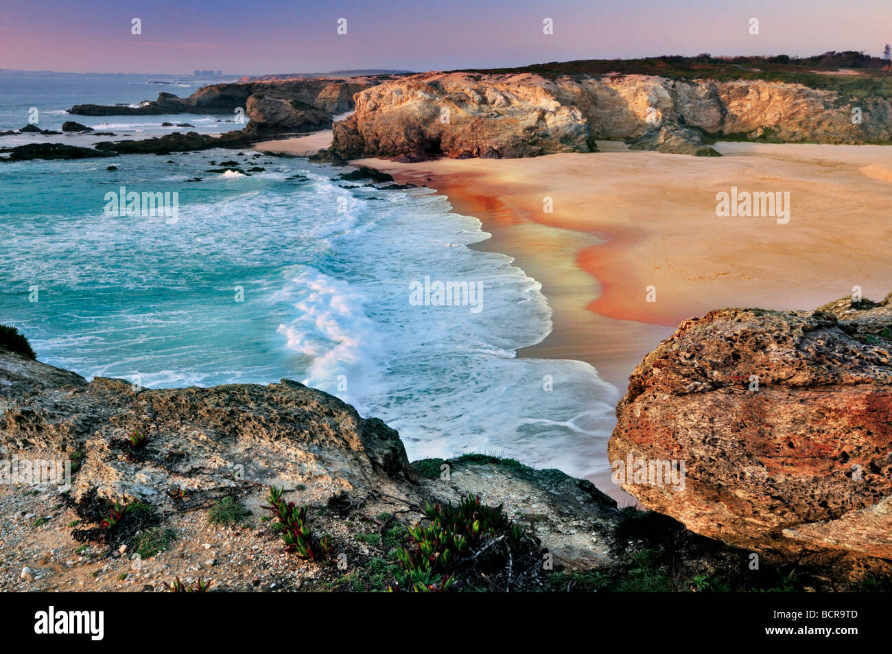 Portugal, Alentejo: Blick auf Praia Grande in Porto Covo Stockfoto