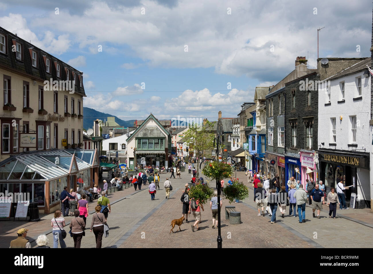 Menschen Touristen Besucher und Shopper der Marktplatz im Sommer Keswick Cumbria England Vereinigtes Königreich GB Großbritannien Stockfoto