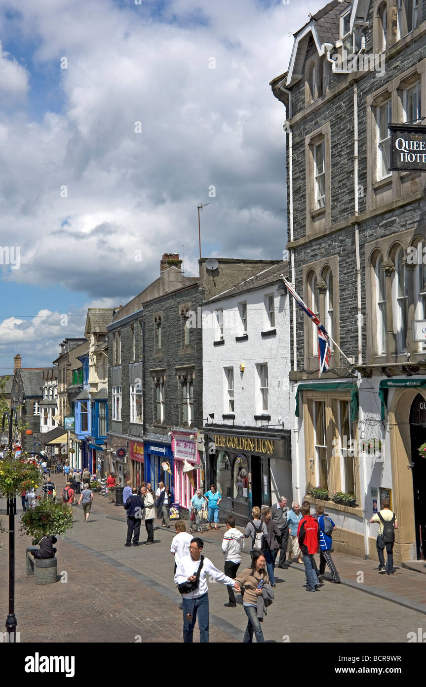 Menschen Touristen Besucher und Shopper der Marktplatz im Sommer Keswick Cumbria England Vereinigtes Königreich GB Großbritannien Stockfoto