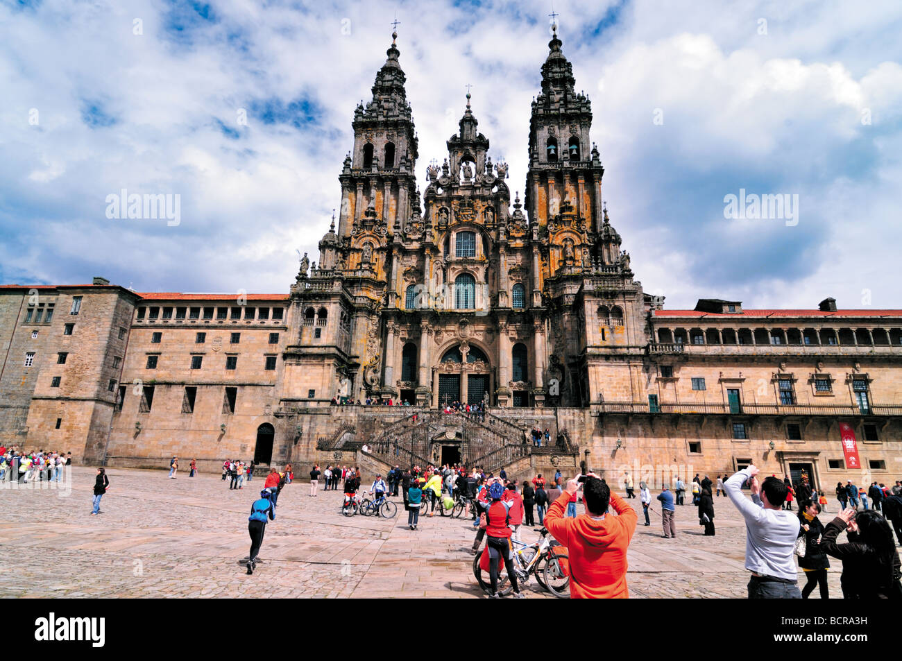 Spanien, Jakobsweg: Pilgern ankommen auf dem Obradeiro-Platz und ein Schuss von der Kathedrale von Santiago de Compostela Stockfoto