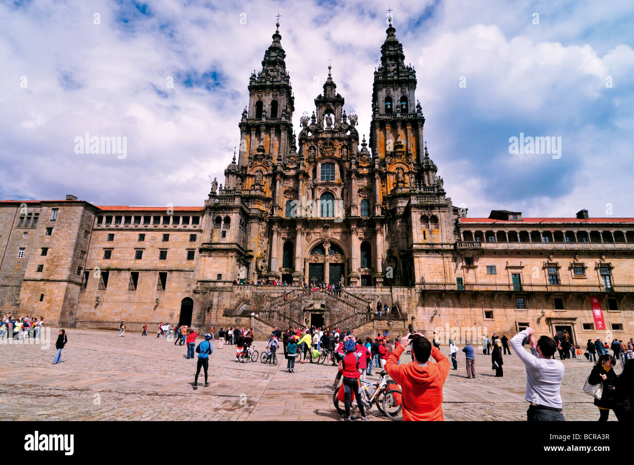 Spanien, Jakobsweg: Pilgern ankommen auf dem Obradeiro-Platz und ein Schuss von der Kathedrale von Santiago de Compostela Stockfoto
