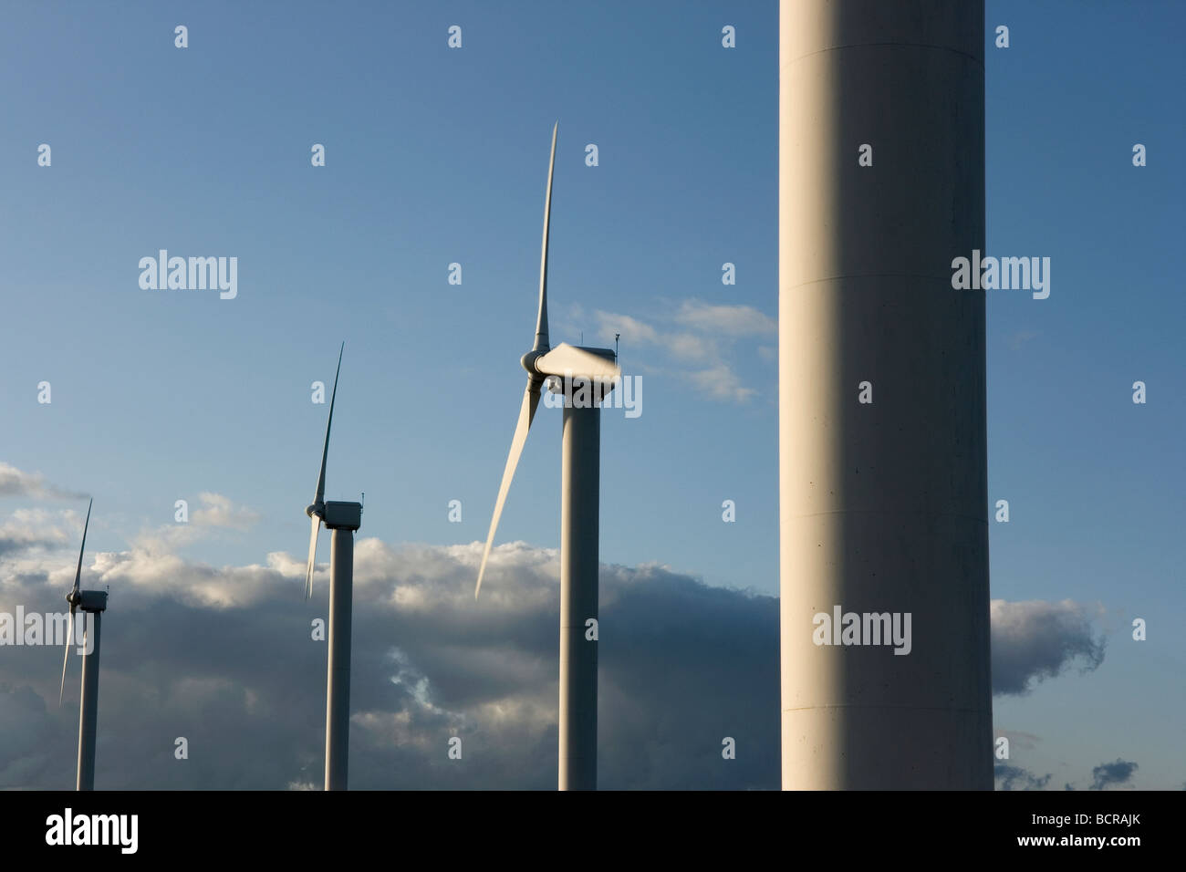 Windkraftanlagen produzieren sauberen Energie in Ovenden Moor in der Nähe von Halifax in West Yorkshire, Großbritannien Stockfoto