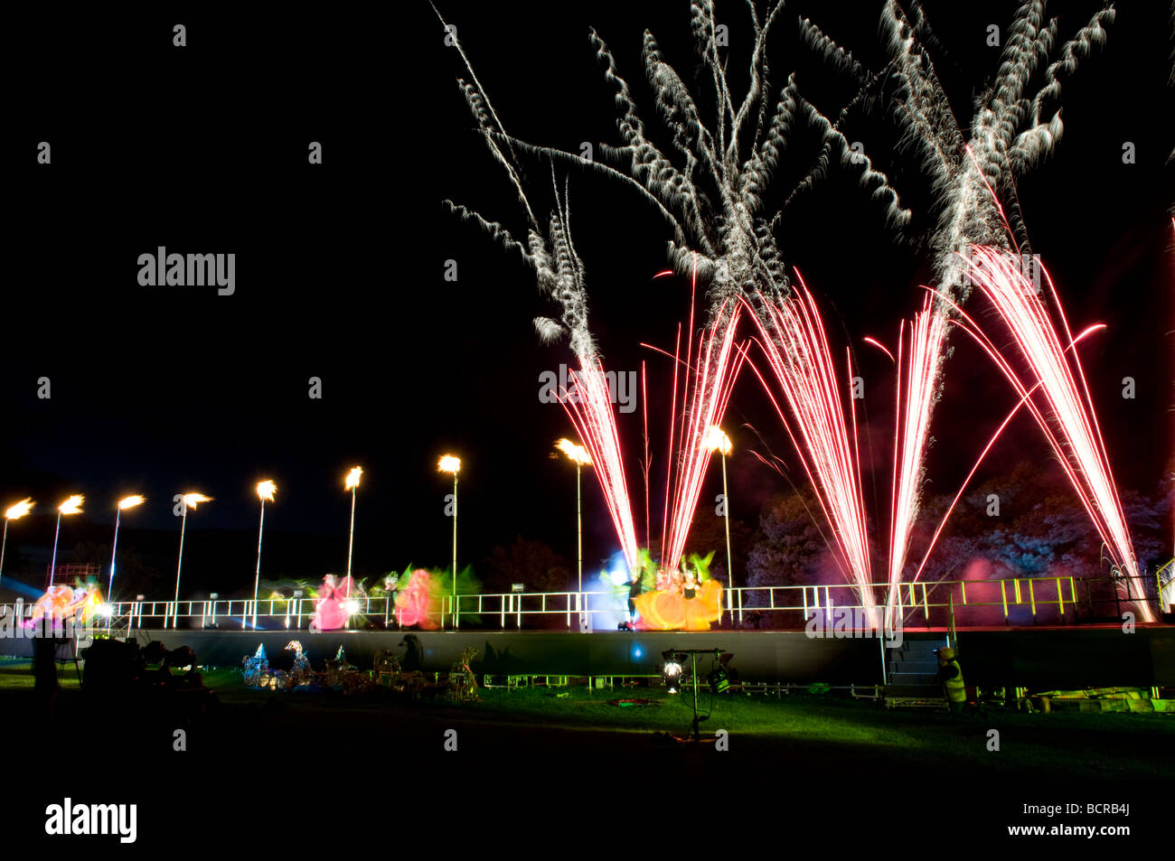 Feuerwerk und Flamenco-Tänzer auf Catwalk Laufsteg in der Nacht Stockfoto
