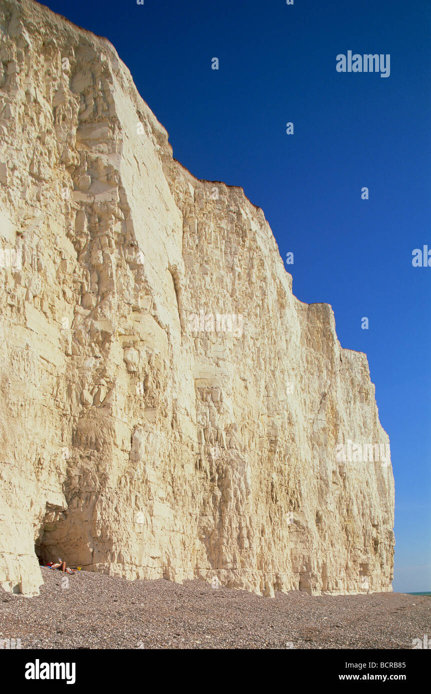 Touristen am Strand, sieben Schwestern, Beachy Head, Eastbourne, East Sussex, England Stockfoto