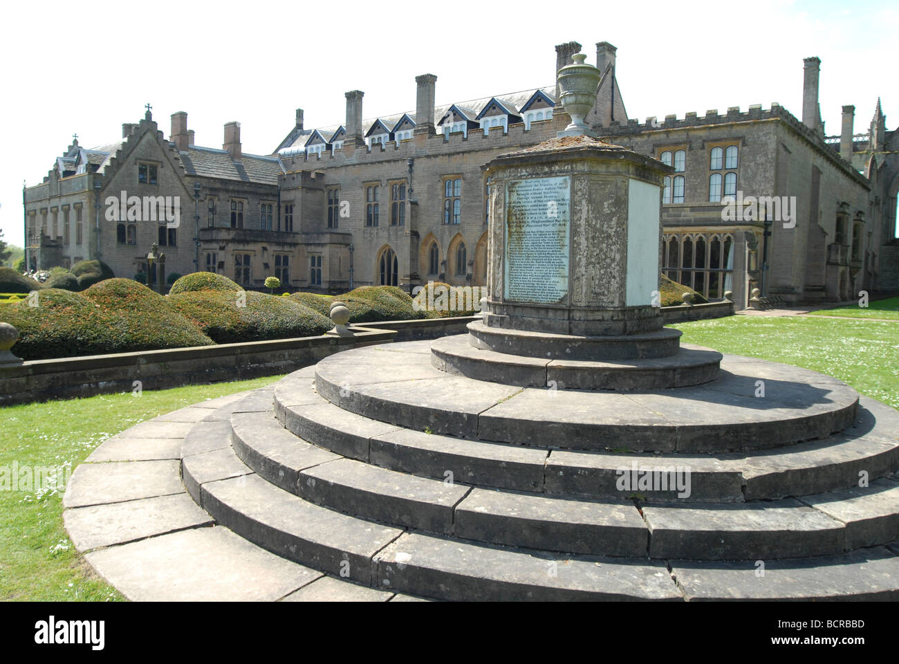 Das Grab von Bootsmann der Neufundland Hund Zugehörigkeit zu der Dichter Lord Byron in seinem Hause Newstead Abbey in Nottinghamshire Stockfoto