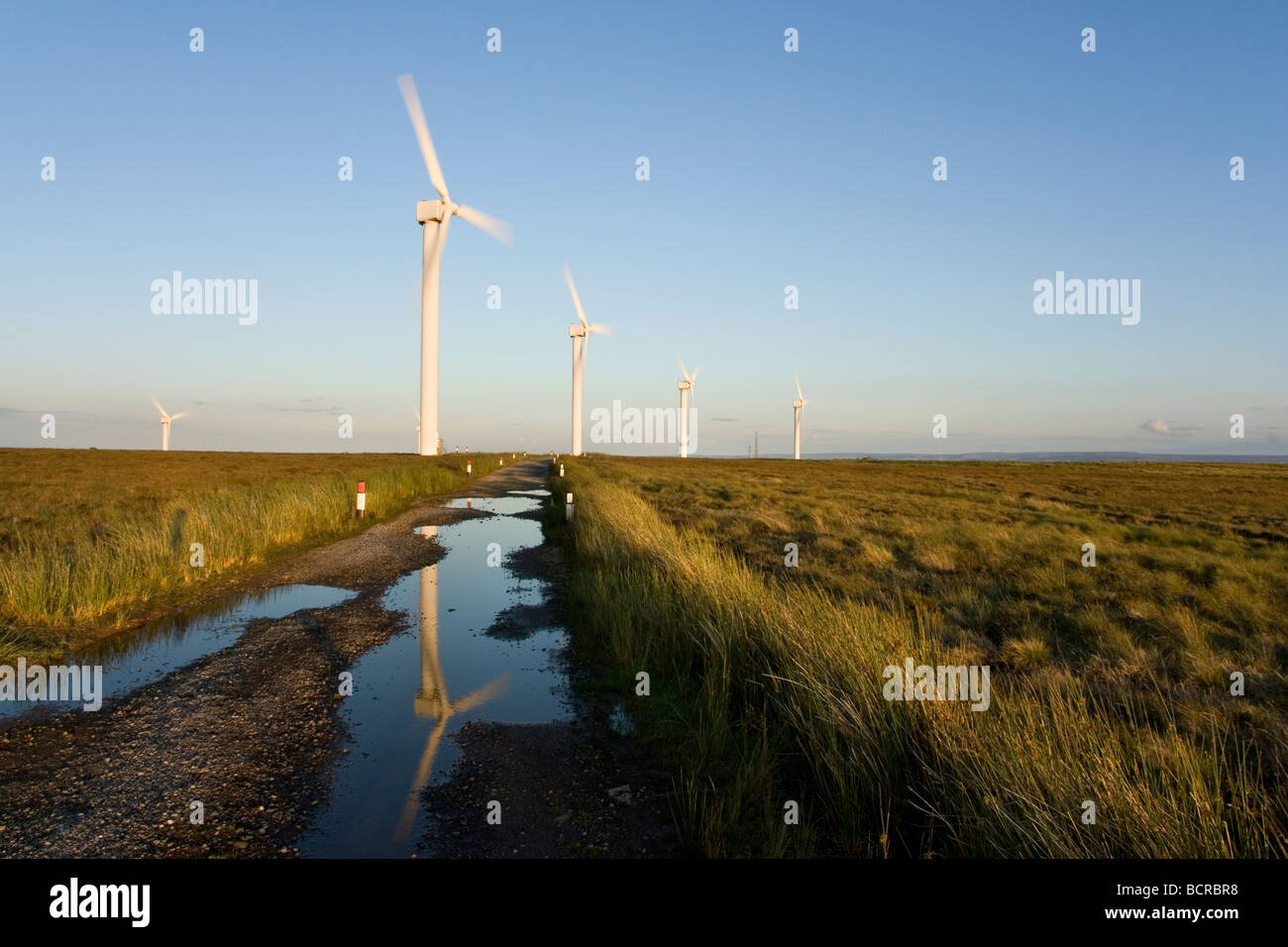 Windkraftanlagen produzieren sauberen Energie in Ovenden Moor in der Nähe von Halifax in West Yorkshire, Großbritannien Stockfoto