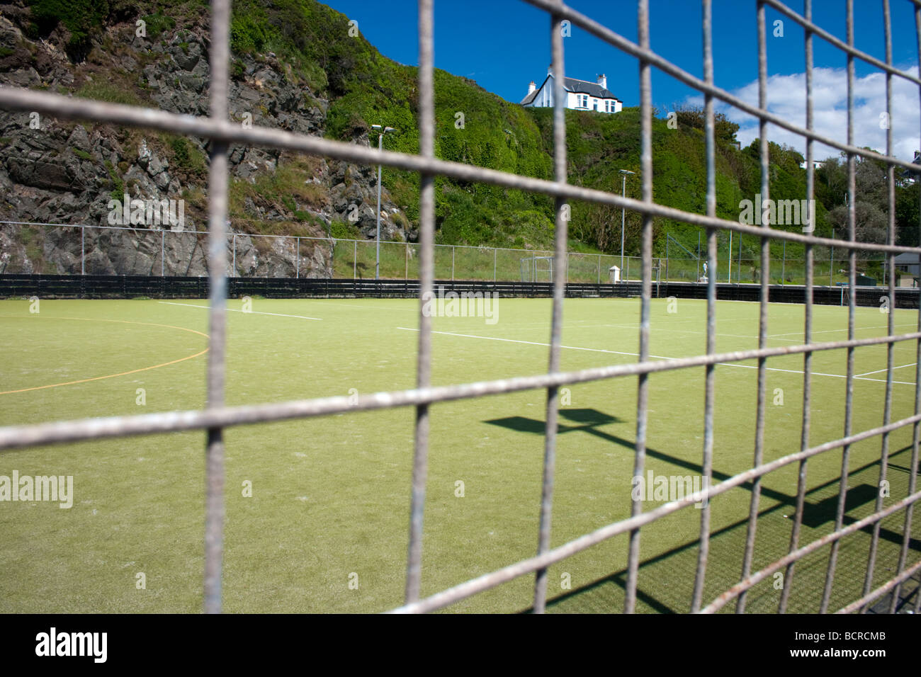 Sportplatz durch Zaun Stockfoto