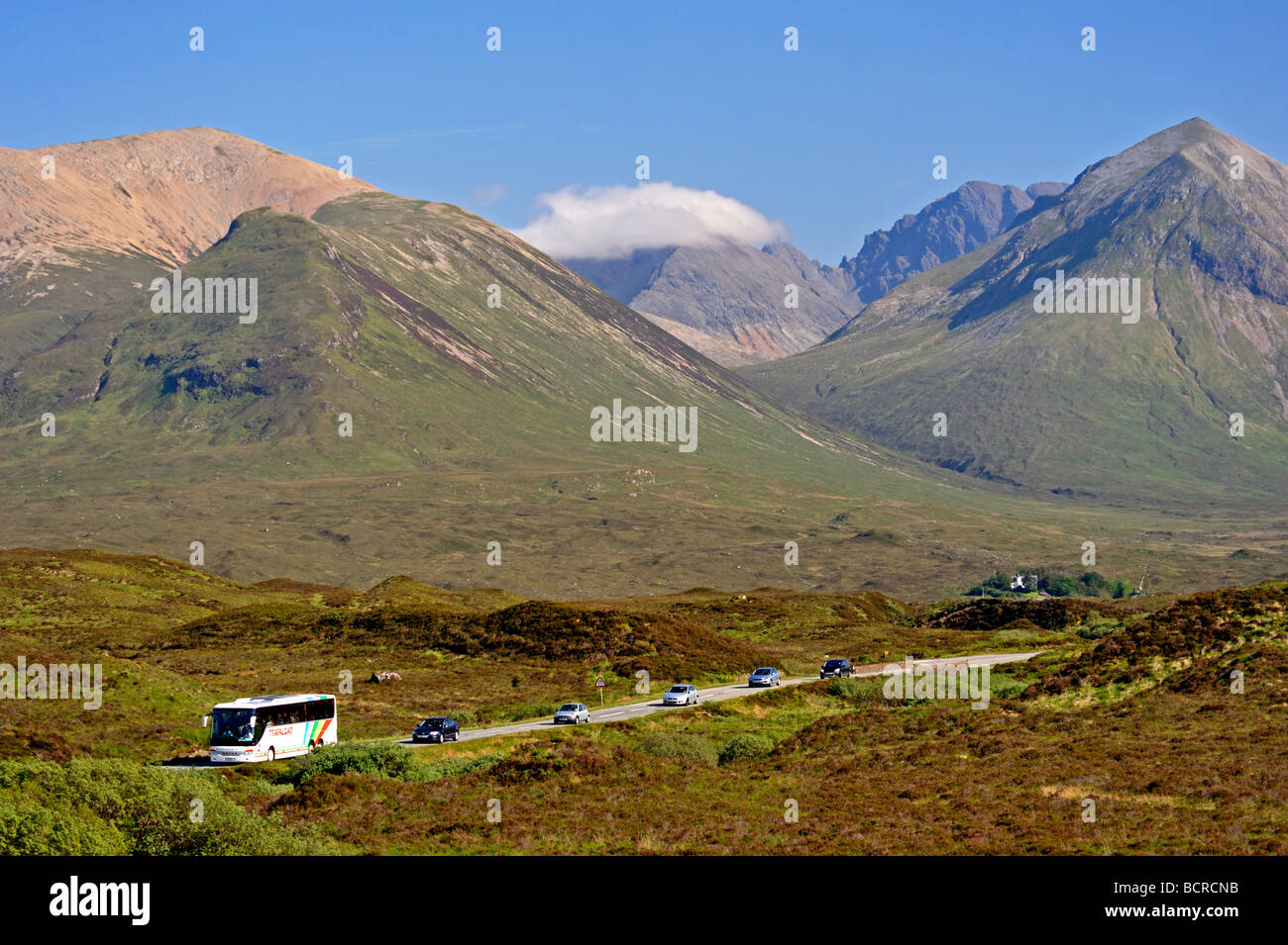 Ferienverkehr in der Nähe von Sligachan, Strathaird, Isle Of Skye, innere Hebriden, Schottland, Vereinigtes Königreich, Europa. Stockfoto