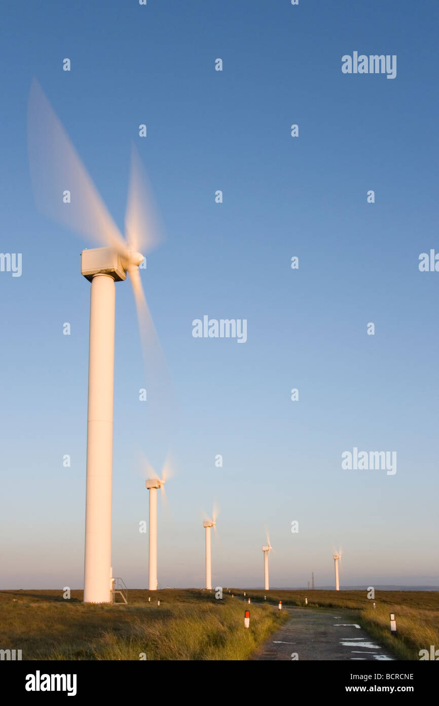 Windkraftanlagen produzieren sauberen Energie in Ovenden Moor in der Nähe von Halifax in West Yorkshire, Großbritannien Stockfoto