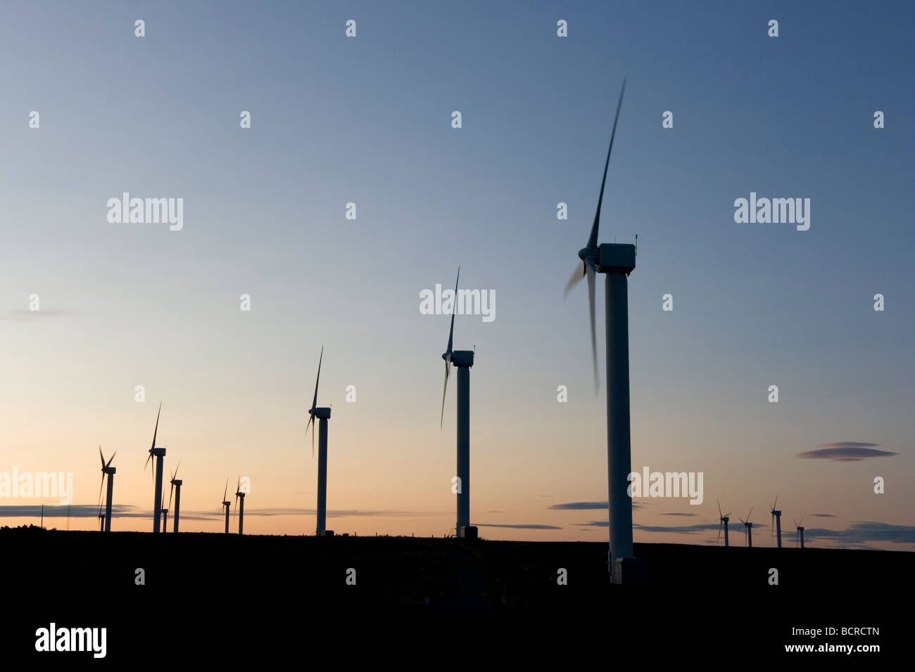 Sonnenuntergang am Ovenden Moor, in der Nähe von Halifax in West Yorkshire, Großbritannien, wo Windkraftanlagen erneuerbare Energie zu produzieren. Stockfoto