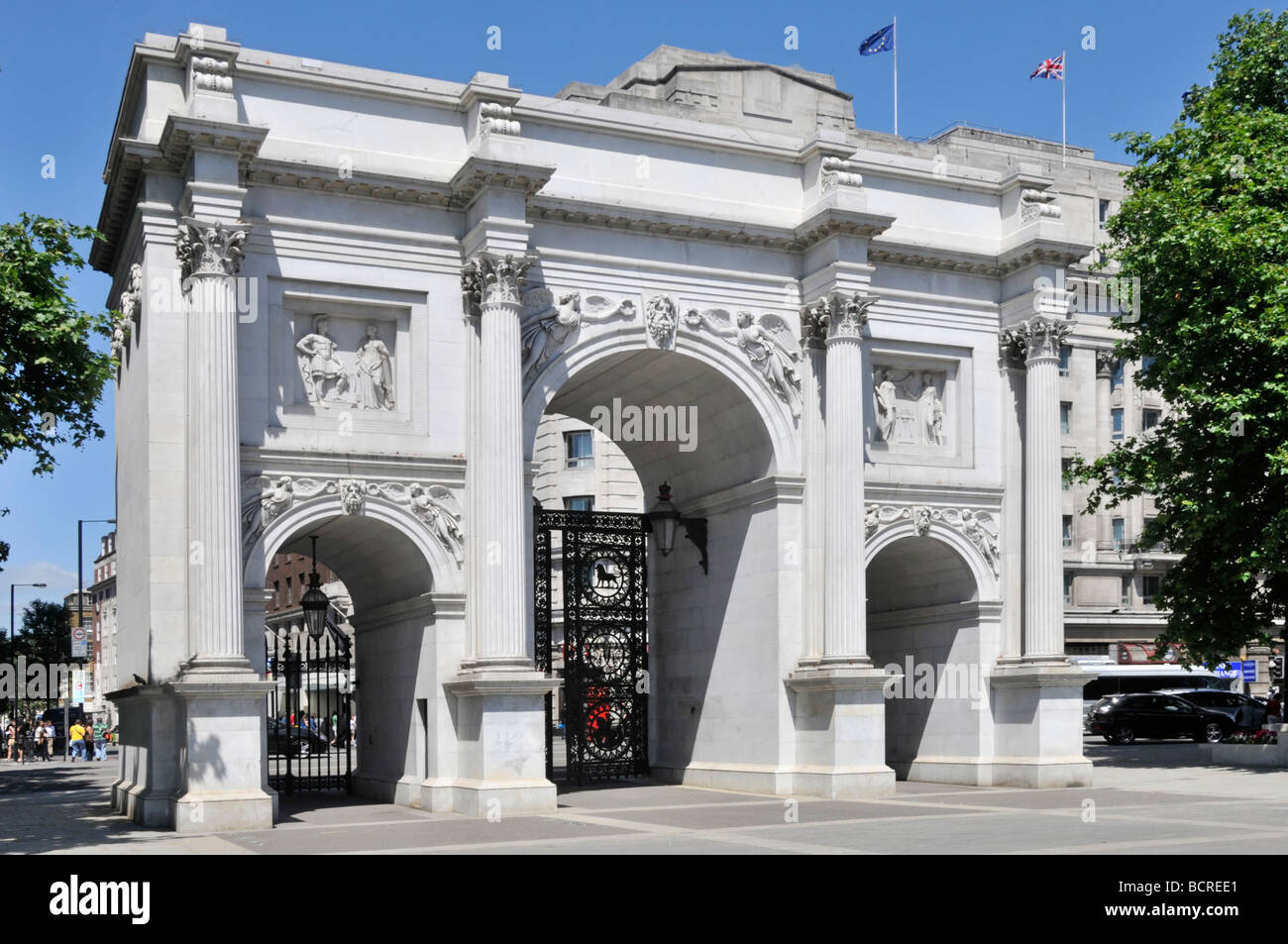 Der Marble Arch und Tore mit der Oxford Street jenseits Stockfoto