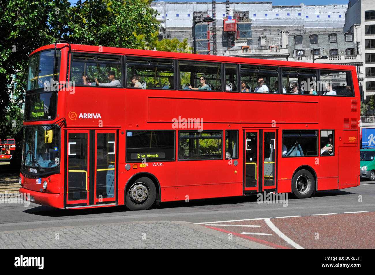 Passagiere, die auf der roten londoner Doppeldeckerbus-Route Nr. 2 sitzen, die von Arriva betrieben wird, ohne Kennzeichnung, fahren entlang der Park Lane London England UK Stockfoto