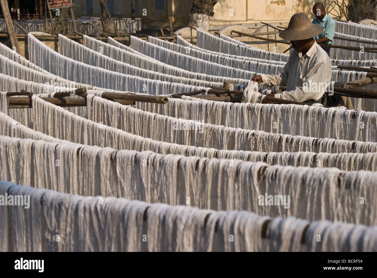 Männer hängen Wolle zum Trocknen, Amarapura, Mandalay, Birma/Myanmar, Asien Stockfoto