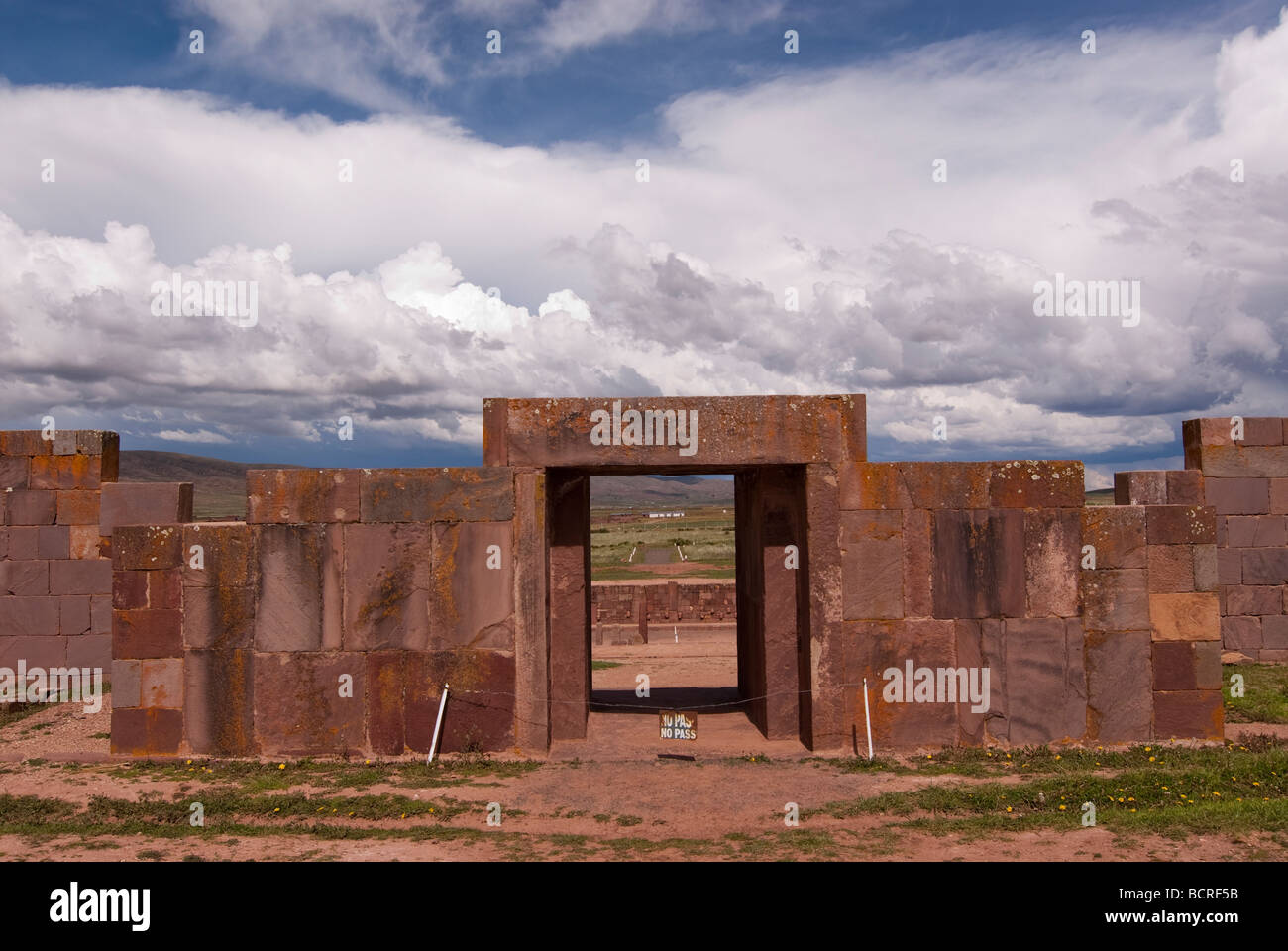 Haupteingang zum Kalasasaya Tempel, Tiwanaku, Bolivien. UNESCO-Weltkulturerbe Stockfoto
