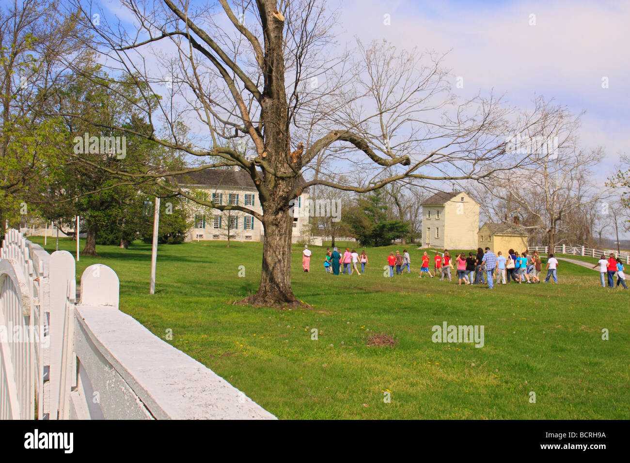 Schülerinnen und Schüler auf Tour im Shaker Village von Pleasant Hill unsere Kentucky Stockfoto