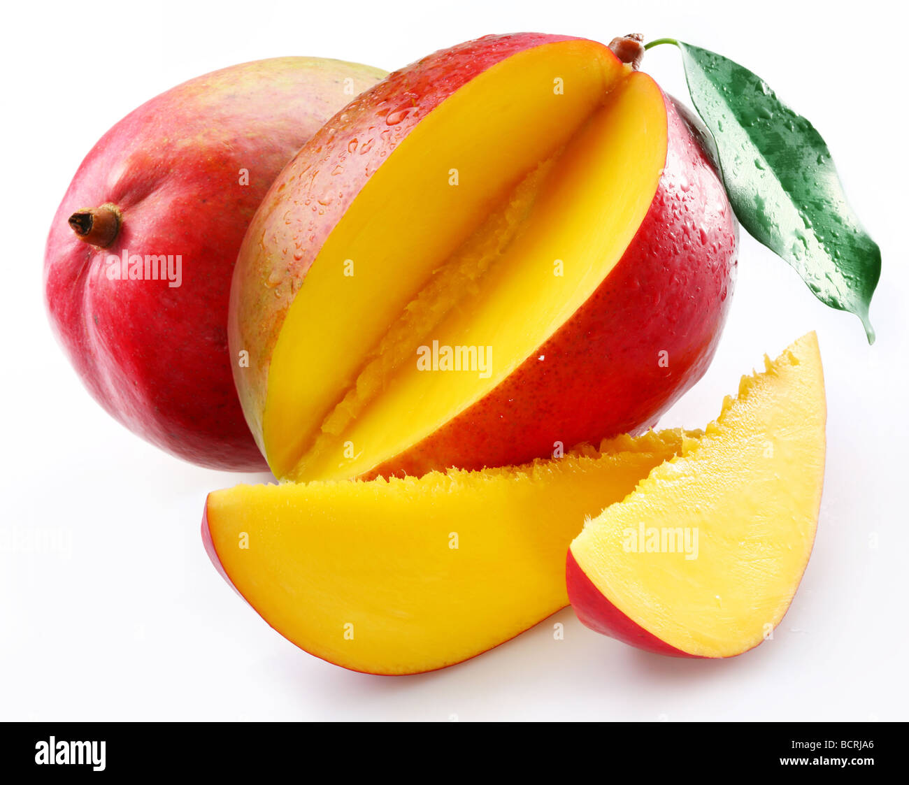 Mango mit Abschnitt auf weißem Hintergrund Stockfoto