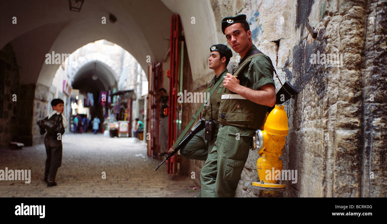 Israelische Soldaten Wache draußen eine geschützte Residenz im Herzen der Altstadt von Jerusalem Stockfoto