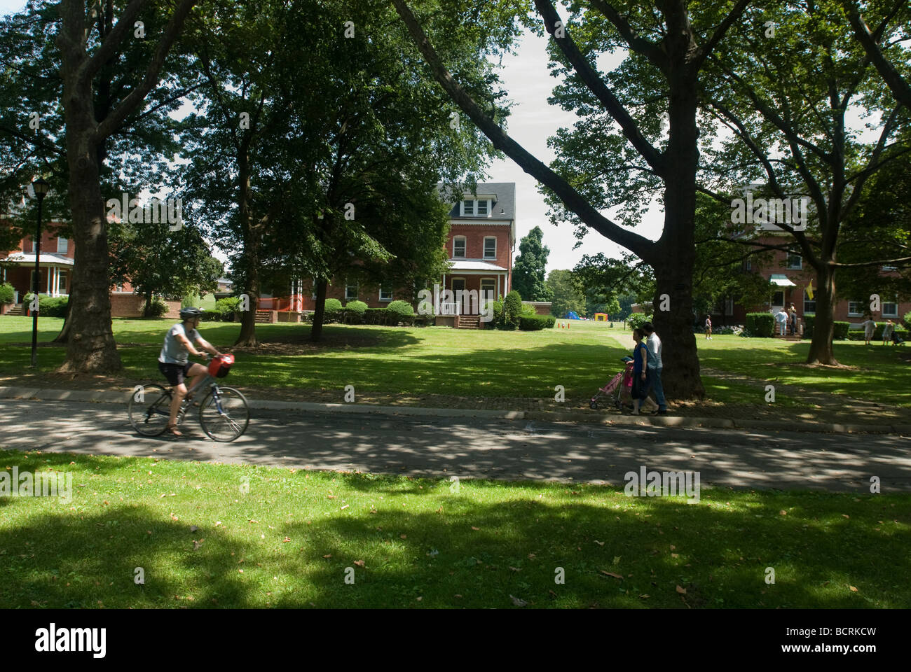 Offiziere-Residenzen entlang der obersten Zeile auf historischen Gouverneur s Island in den Hafen von New York Stockfoto